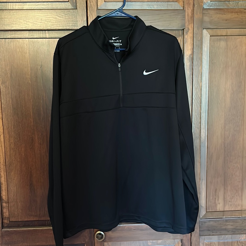 Men’s three-quarter zip Nike shirt, large
